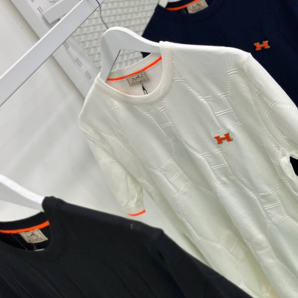 Under Armour Crewneck Sweater White and Black Lightweight Knit